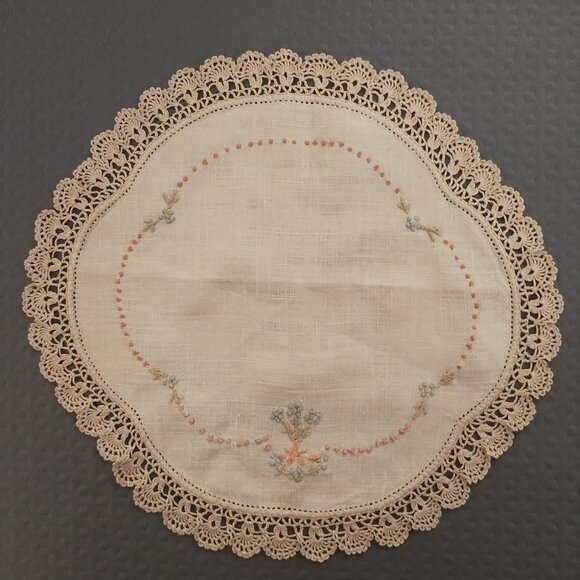 Vintage Embroidered Linen Crocheted-Edge Doily Boho Shabby Chic - Picture 1 of 10